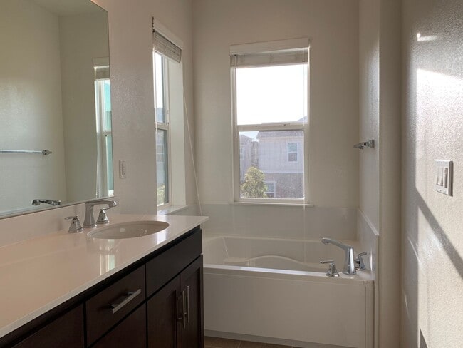 Building Photo - Schooner Way 4 bed 3 bath