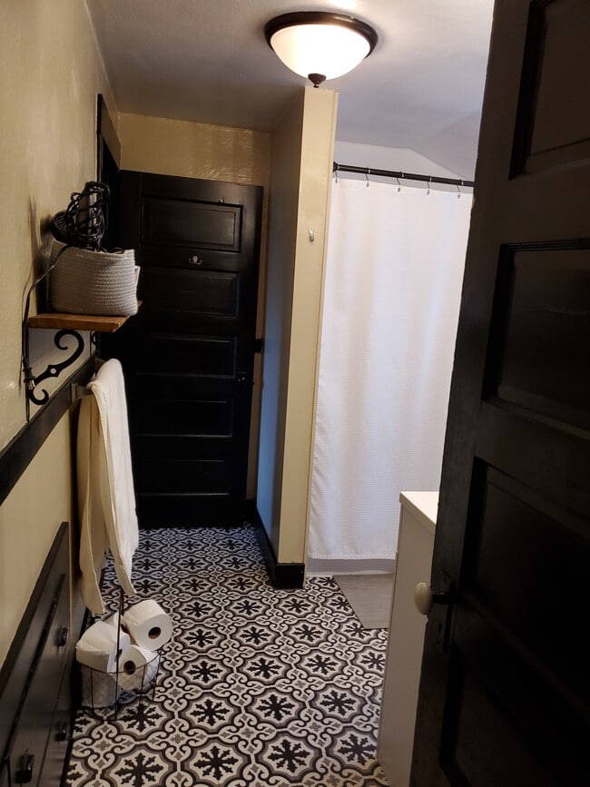 Tub/Shower - 1509 W 12th Ave