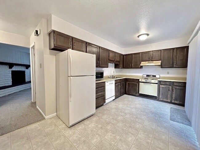 Building Photo - 6455 Yvonne Way