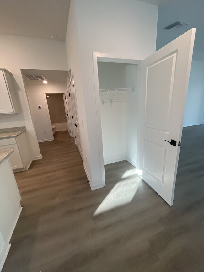 Building Photo - 1270 Ahoy Ave