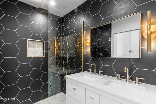 Building Photo - 2502 E Whitton Ave