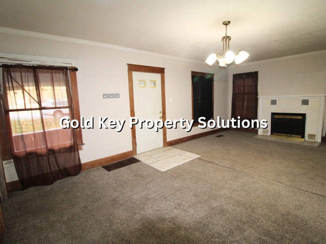 Building Photo - 815 N Elm St