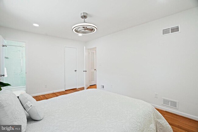 Building Photo - 6607 Lone Oak Dr