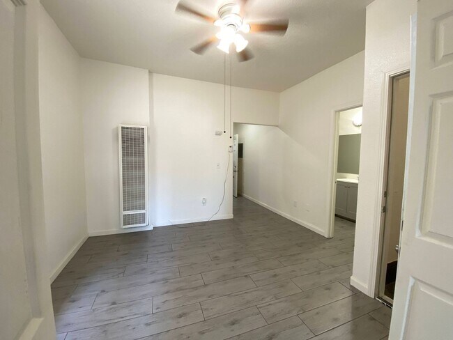 Building Photo - One Bedroom Apartment in Downtown Stockton