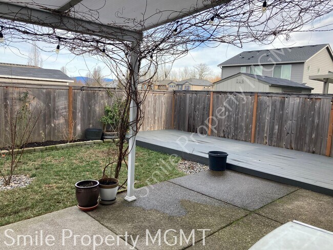 Building Photo - 22948 NE Sockeye St