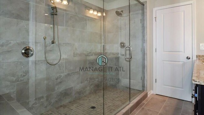 Building Photo - A beautifully designed townhome in the heart of Dunwoody