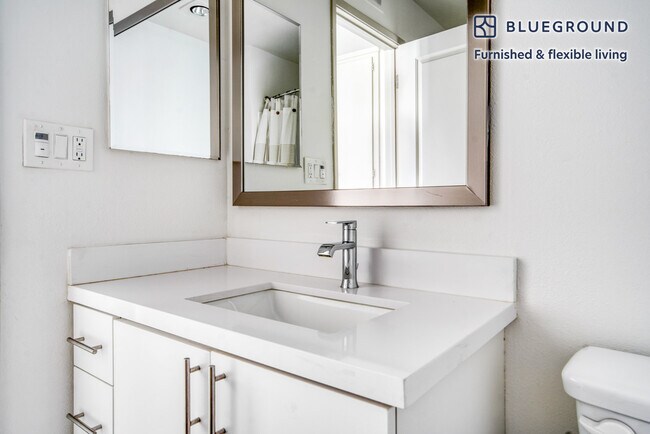 Building Photo - 601 Almarida Dr