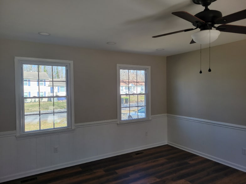 Building Photo - 3904 Robert E Lee Dr