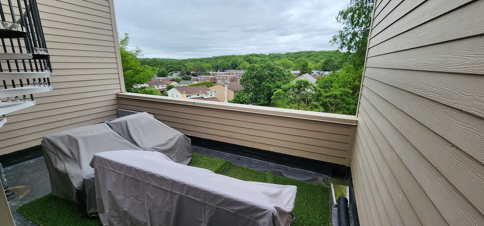 Rooftop Patio - 846 Northwestern Ave