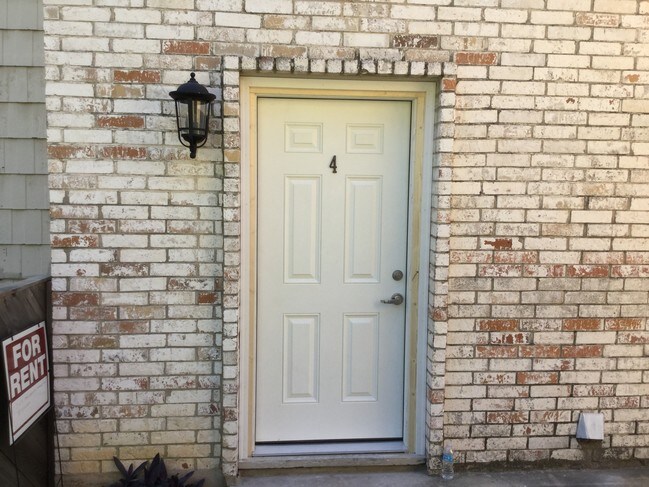 Building Photo - Hollow Creek