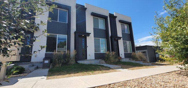Building Photo - 3170 E 33rd Ave