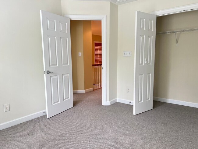 Building Photo - Spacious 3 Bed | 3.5 Bath End Unit Townhom...