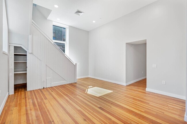 Building Photo - 163 Chestnut St