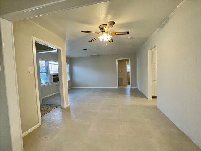 Building Photo - 1112 Southampton Dr