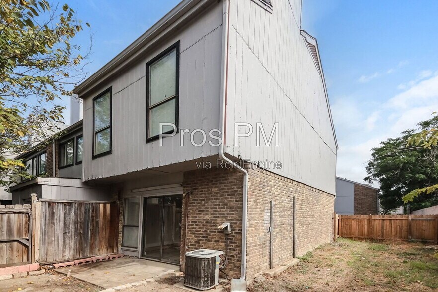 Building Photo - 14140 Haymeadow Dr