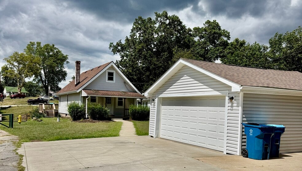 Two car garage - 3836 Edgepark Dr