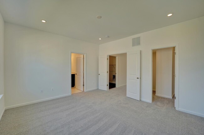 Building Photo - **Spacious 4-Bedroom Townhome in Middletow...