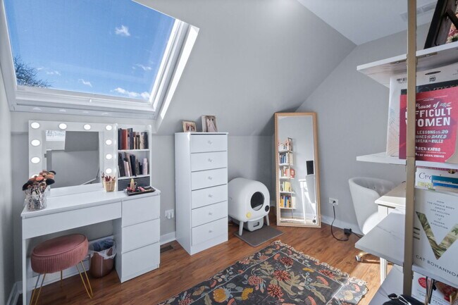 Building Photo - 1644 N Hermitage Ave