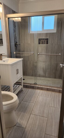 Building Photo - 845 Apgar St