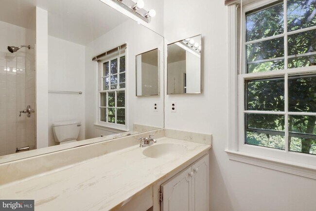 Building Photo - 8208 Gainsborough Ct W