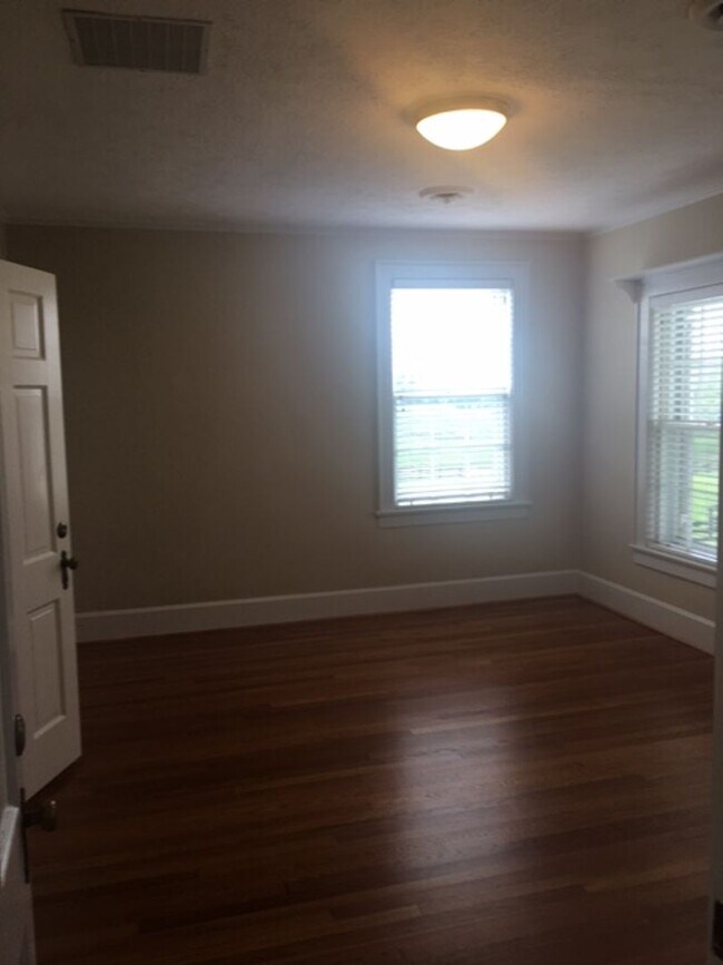 Building Photo - Kentucky mansion overlooking horse farm with stunning views    260308