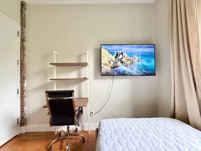 Building Photo - Furnished room/NOT APARTMENT