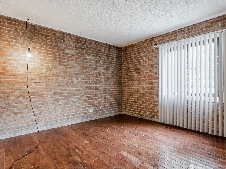 Building Photo - 713 W Diversey Pkwy