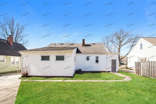 Building Photo - 1569 Longwood Rd