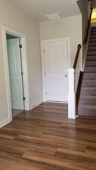 Building Photo - Room in Townhome on Sharon Towns Dr
