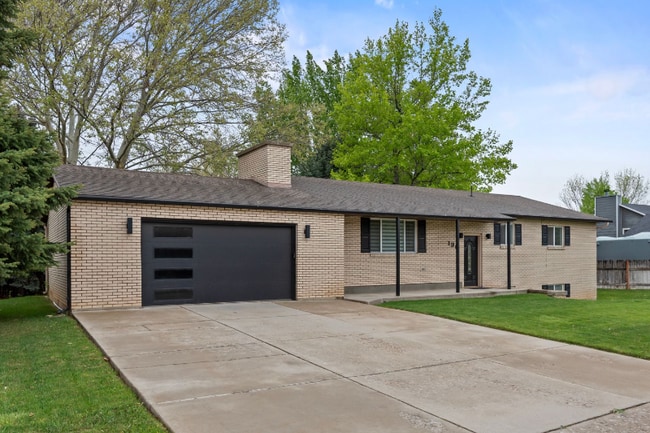 Building Photo - 190 E 400 N