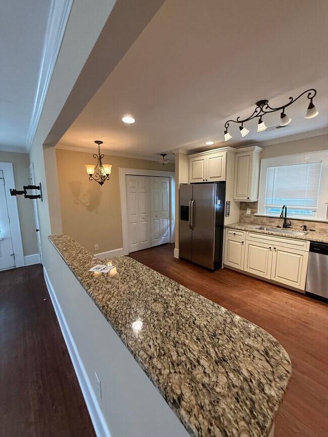 Building Photo - Bungalow in Charlotte with 2 bedrooms, 2 baths