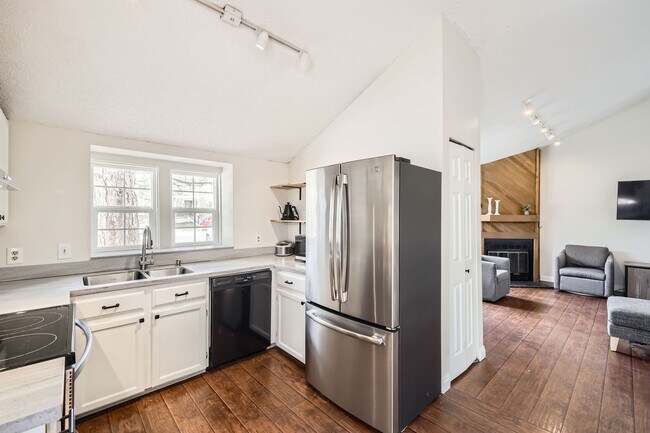 Building Photo - Evolve Real Estate: Spacious 3 Bed 3 bath ...