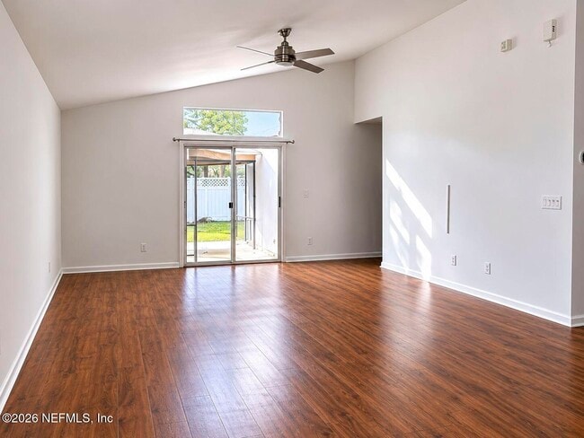 Building Photo - 760 S Lilac Loop