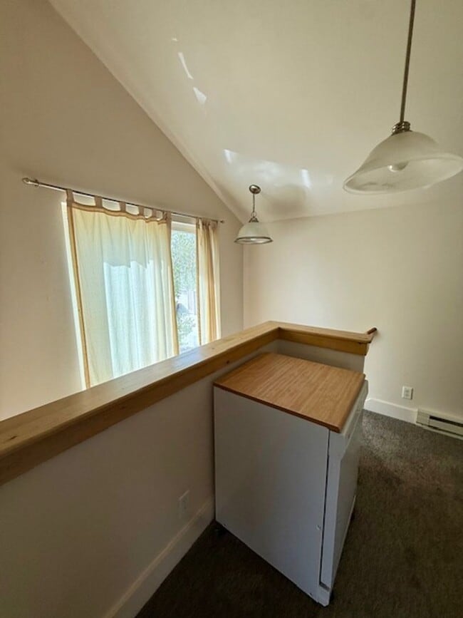 Building Photo - MOVE IN TODAY 1 Bedroom, 1 bathroom Spacio...