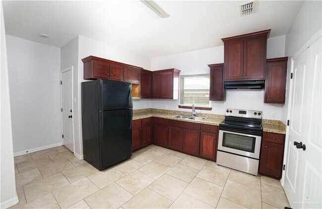 Building Photo - 704 S Linda St