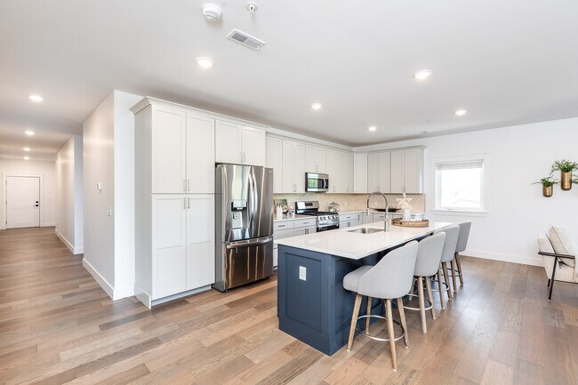 Building Photo - 617 Manhattan Blvd