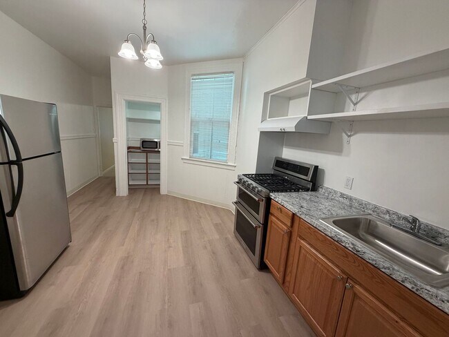 Building Photo - Bright & Spacious One Bedroom, Recently Renovated, W&D in Unit.  Available Now!