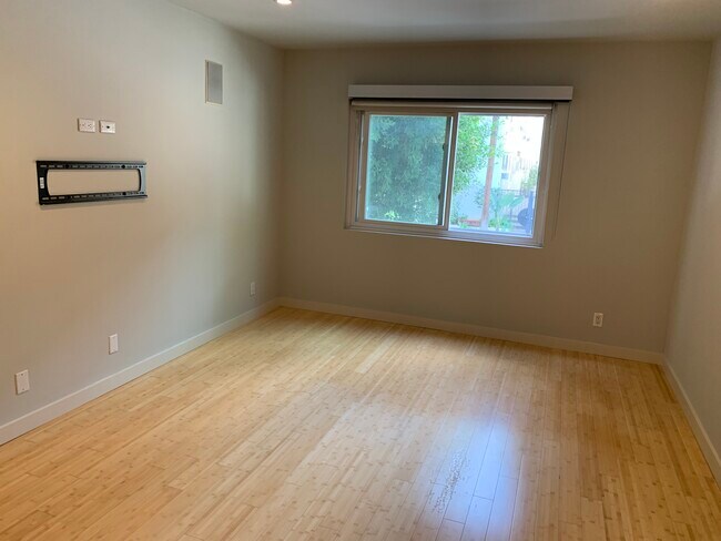 Building Photo - 1250 N Kings Rd