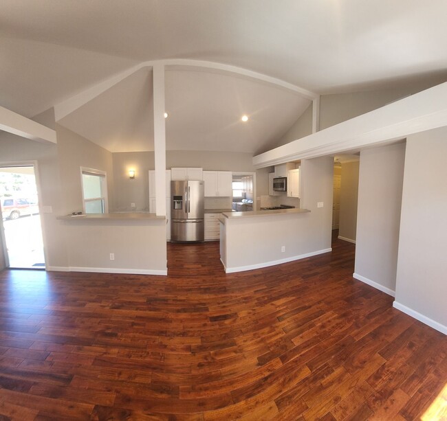 Building Photo - Beautiful, updated home close to Poly and ...