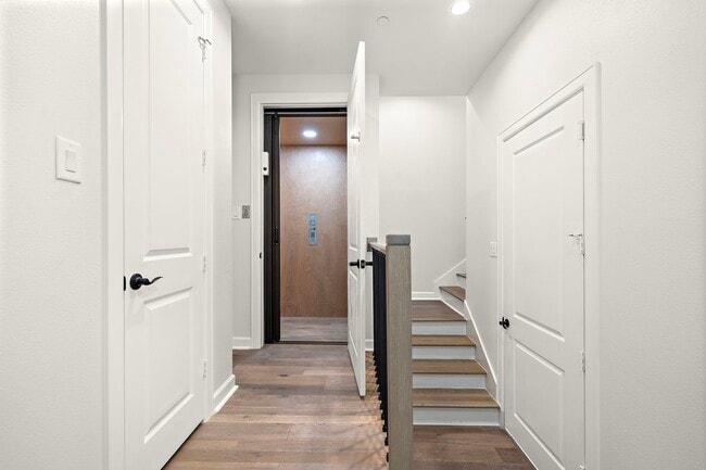 Building Photo - 907 W 16th St