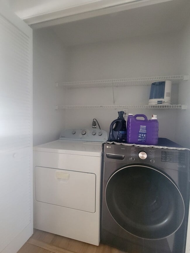 Building Photo - Beautifully Updated Townhouse in Sought-Af...
