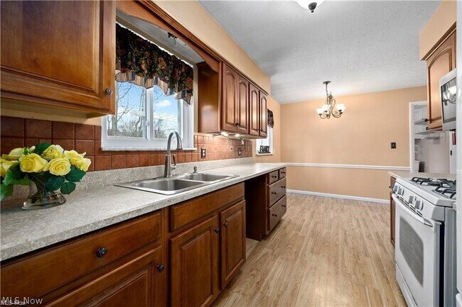 Building Photo - 4960 W Park Dr