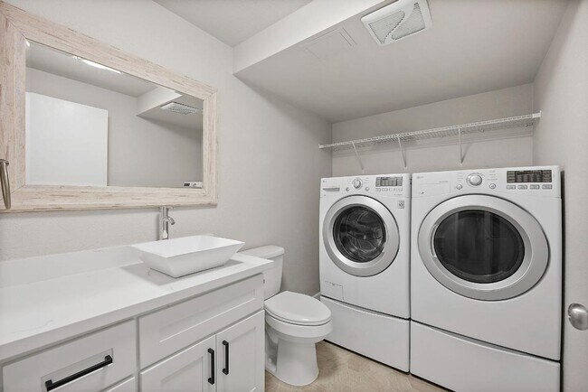 Building Photo - Renovated Tacoma Home with A/C, Huge Den, Bonus Office & Fully Fenced Yard!