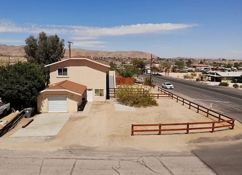 Garage and Parking - 61786 Desert Air Rd