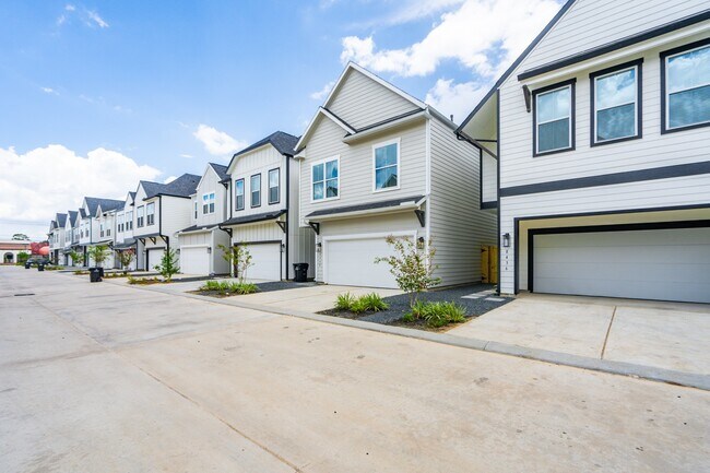 Building Photo - 8440 Berry Brush Ln
