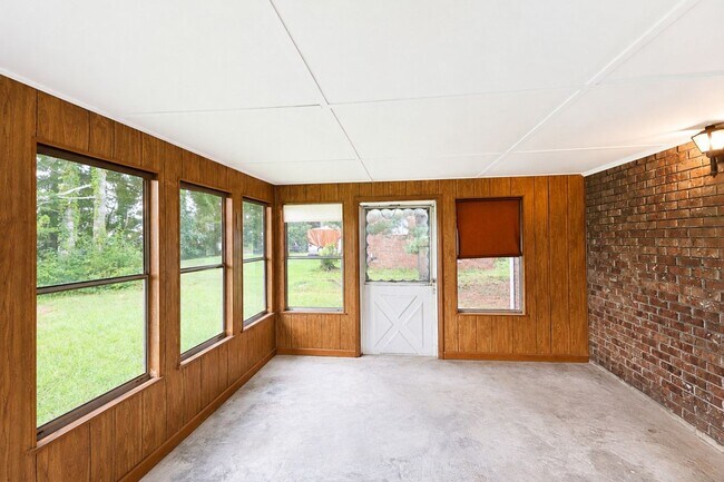 Building Photo - 3750 Robinson Dr