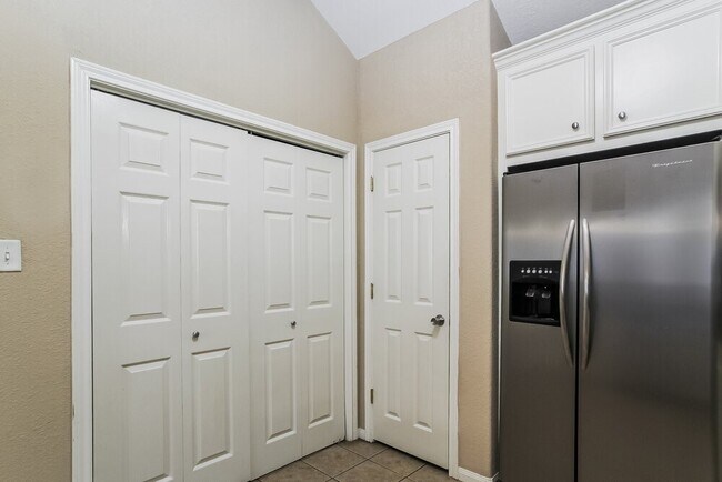 Building Photo - 131 Golfview Ct