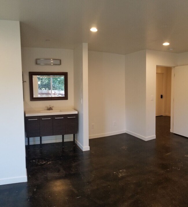 Building Photo - 5 bed 6 bath across street from Cal Poly c...