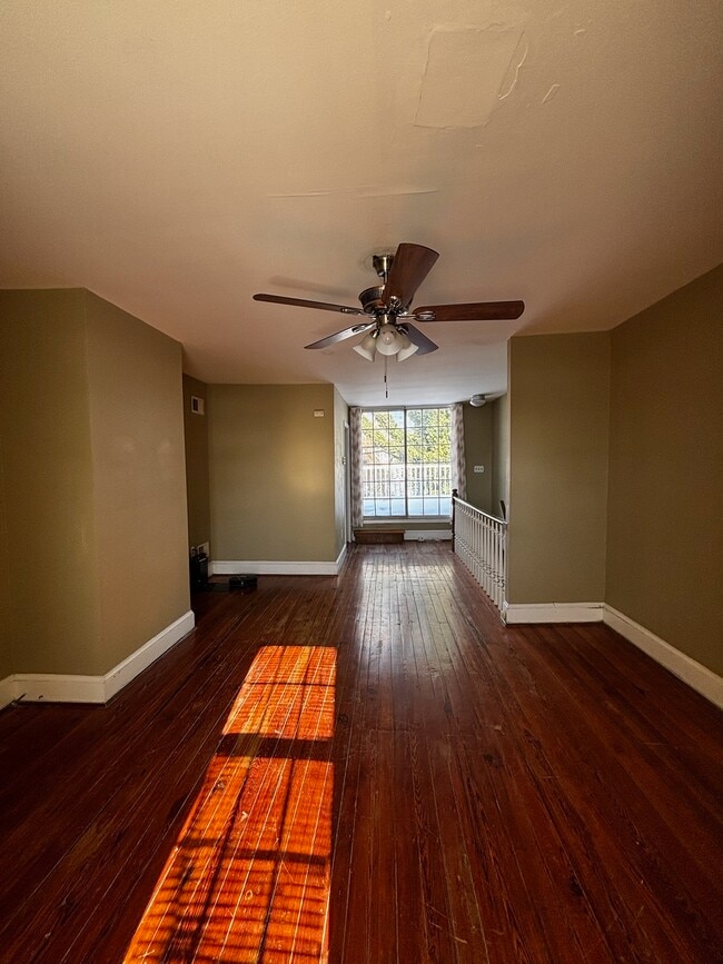 Building Photo - 807 W 10th St