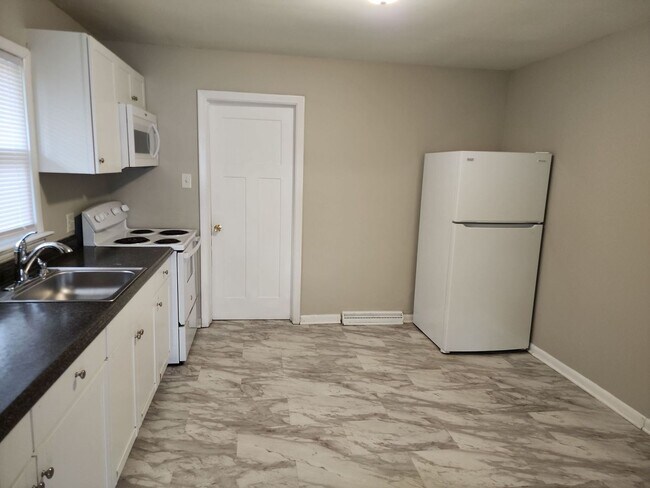 Building Photo - Spacious 3 Bedroom 1 Bath Rancher!